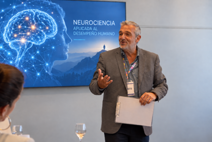 Marcelo Gattó durante una conferencia sobre neurociencia aplicada al desempeño humano
