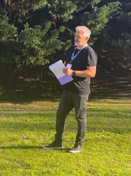Marcelo Gattó facilitando una actividad al aire libre